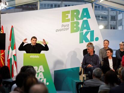 El coordinador general de EH Bildu, Arnaldo Otegi, interviene en Vitoria en el acto de inicio de la campaña electoral para las generales del 28 de abril. 
 
 