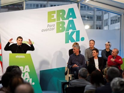 El coordinador general de EH Bildu, Arnaldo Otegi, interviene en Vitoria en el acto de inicio de la campaña electoral para las generales del 28 de abril. 
 
 