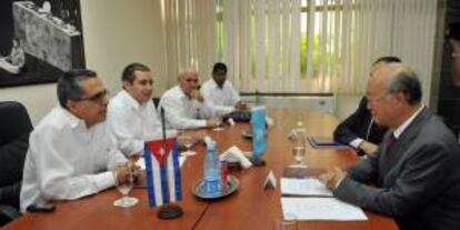 Yukiya Amano (d), director general del Organismo Internacional de Energía Atómica (OIEA), durante una reunión con el ministro interino de Relaciones Exteriores de la República de Cuba, Marcelino Medina (i), y otros funcionarios de la Cancillería cubana en La Habana.