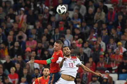 El defensa Sergio Ramos lucha por el balón con Khalid Boutaib.