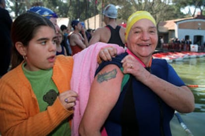 La participante Antolina Rodríguez, de 76 años, muestra el delfín que lleva tatuado en su brazo.