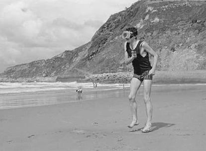 Una foto nunca antes publicada de Poch, cantante de Derribos Arias, en la playa de Gros, en 1984.