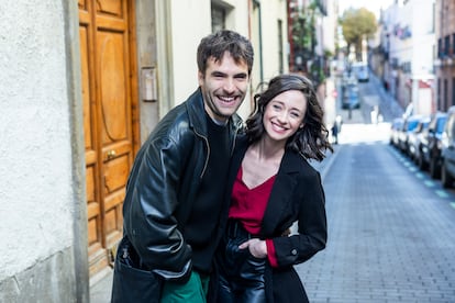 Los actores Ricardo Gómez y Elena Rivera, fotografiados el jueves en el centro de Madrid.