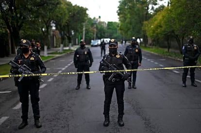 Policías aseguran el área donde ocurrió el atentado.