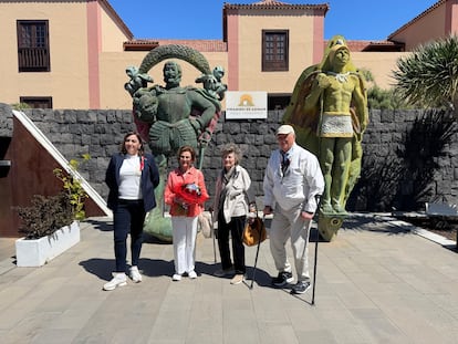 De izquierda a derecha, Alicia Barroso, directora del parque, la reina Sonia, Jacqueline Heyerdahl y el rey Harald de Noruega.