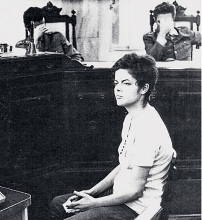 <span >Dilma Rousseff juzgada por un tribunal militar a fines de los años 60. Tenía 21 años. Los militares cubren sus rostros. No por vergüenza, sino por cobardía.</span>