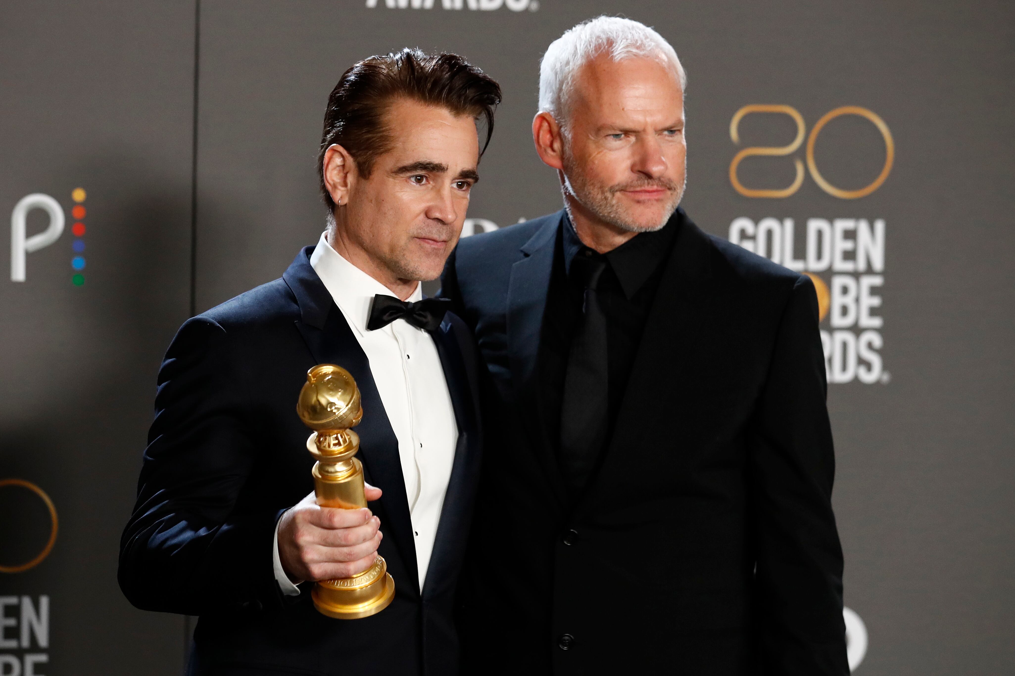 Colin Farrell y Martin McDonagh posan al final de la ceremonia de los Globos de Oro.