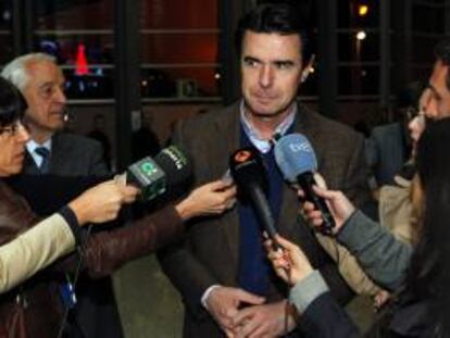 El ministro de Industria, Energía y Turismo, José Manuel Soria, atiende a la prensa.