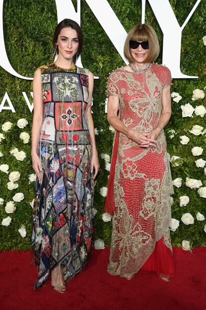 Anna Wintour apostó por un vestido rojo con encaje de mariposas de Maison Margiela Artisanal, y su hija, Bee Shaffer, acudió vestida de Alexander McQueen.