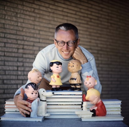 Charles M. Schulz con algunos de los personajes de Peanuts, en Los Angeles en 1962.