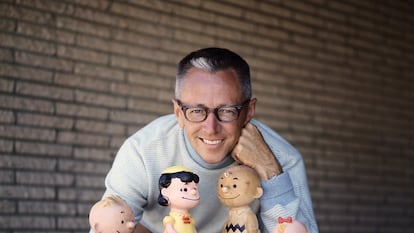 Charles M. Schulz con algunos de los personajes de Peanuts, en Los Angeles en 1962.