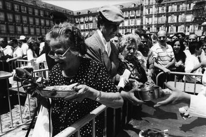 Cocido solidario para 36.000 comensales en la plaza Mayor de Madrid el 10 de mayo de 1992, con el objetivo de superar el récord Guinness del año anterior, en el que se repartieron 34.000 raciones.