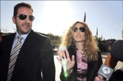 Borja Thyssen y su esposa, Blanca Cuesta, al llegar a los juzgados de Alcobendas ( Madrid) , acusados por su madre la baronesa Thyssen por revelación de secreto.
