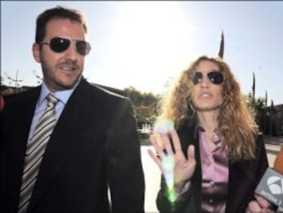 Borja Thyssen y su esposa, Blanca Cuesta, al llegar a los juzgados de Alcobendas ( Madrid) , acusados por su madre la baronesa Thyssen por revelación de secreto.