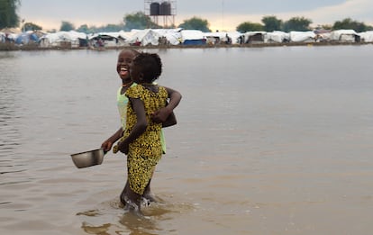 Niños desplazados juegan en el agua después de que el río Nilo rompiera los diques en Pibor, en Sudán del Sur, en 2020