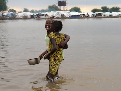 Niños desplazados juegan en el agua después de que el río Nilo rompiera los diques en Pibor, en Sudán del Sur, en 2020