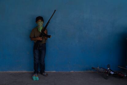Un niño posa con su arma en la comunidad indígena nahua de  Ayahualtempa en el Estado de Guerrero.  Los pobladores denunciaron que la población está en peligro y los niños de la región han declarado la guerra al crimen organizado.