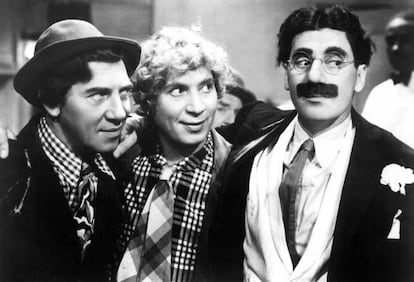 Chico y Harpo atienden, en 'Una tarde en el circo', a la próxima ocurrencia de Groucho, el ser humano que mejor y más inteligentemente ha insultado.