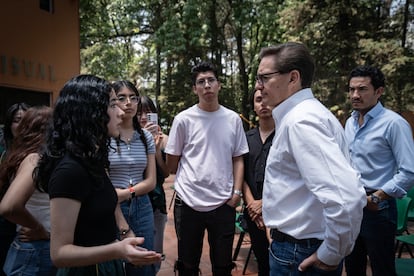 Salomón Chertorivski escucha a una estudiante de la Universidad Intercontinental, el 9 de mayo.