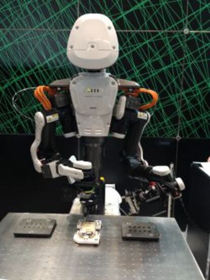 Robot humanoide para la manufactura en el Fujitsu Forum de Tokio.