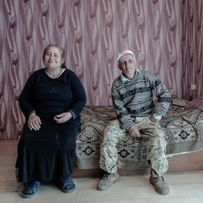 Davit Beruashvili, de 66 años, y Liana Tedeevi, de 58, viven en Shavshvebi, en uno de los campamentos de refugiados construidos por el Gobierno georgiano a lo largo de la frontera con Osetia del Sur. “Durante la guerra lo perdimos todo y nos instalaron aquí. Todos los Gobiernos han prometido ayudarnos, pero cambian constantemente y la ayuda no ha llegado”, denuncian.