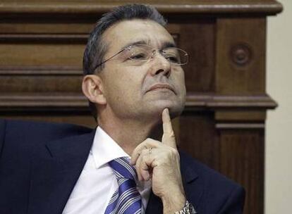 El nuevo presidente del Gobierno de Canarias, Paulino Rivero, en el debate previo a su investidura.