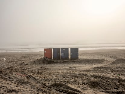Barriles con residuos en la arena de playa Ventanilla derrame petróleo Perú