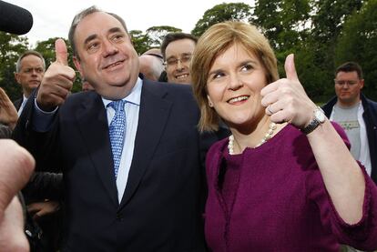 El líder de los independentistas escoceses, Alex Salmond, y Nicola Sturgeon, la <i>número dos</i> del partido, ayer en Edimburgo.