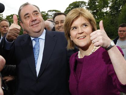 El líder de los independentistas escoceses, Alex Salmond, y Nicola Sturgeon, la <i>número dos</i> del partido, ayer en Edimburgo.