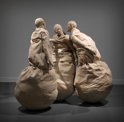 Tres figuras de la obra de Juan Muñoz 'Escenas de conversación' (1995).