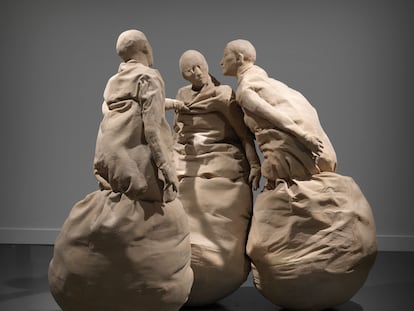 Tres figuras de la obra de Juan Muñoz 'Escenas de conversación' (1995).