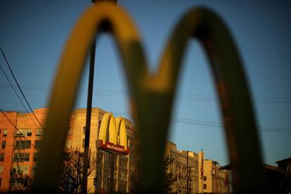 FILE PHOTO: The logo of a McDonald&#039;s Corp &lt;MCD.N&gt; restaurant is seen in Los Angeles