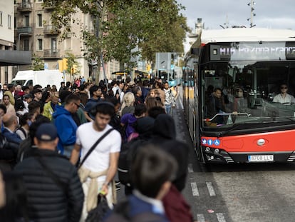Imagen de archivo de un autobús en Barcelona.