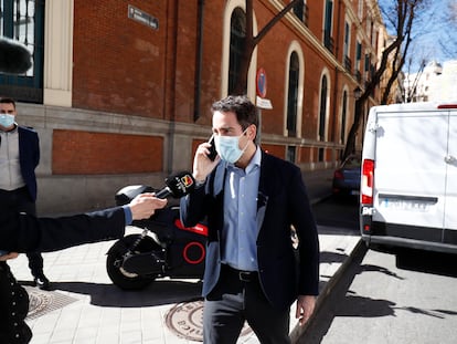 El secretario general del Partido Popular, Teodoro García-Egea, sale de la sede del partido en la calle Génova, el 22 de febrero de 2022.