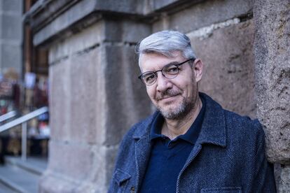 El escritor Emiliano Monge posa para una fotografía en el Centro de Coyoacán en la Ciudad de México.