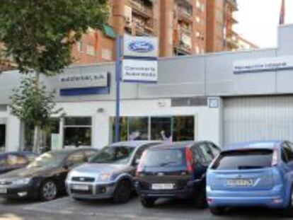 Vista de un concesionario de ventas de veh&iacute;culos de la marca Ford en Madrid. EFE/Archivo