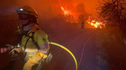 Los bomberos durante las labores de extinción del fuego de Azuébar, en una imagen del consorcio de Castellón.