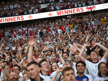 Los aficionados ingleses celebran la victoria en Wembley.