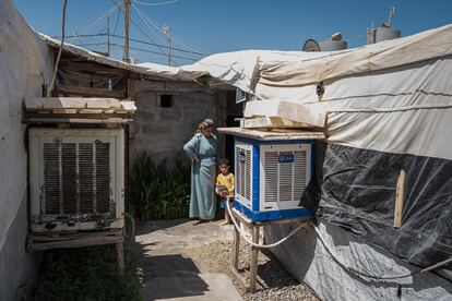 Una madre y un hijo de la comunidad yazidí en el exterior de su tienda en un campamento de desplazados internos. Los yazidíes son una de las etnias minoritarias predominantes en Kurdistán y han sido perseguidos desde hace siglos por motivos religiosos. En 2014, el Estado Islámico asesinó a más de 5.000 yazidíes y secuestró a entre 5.000 y 7.000 mujeres y niñas de la comunidad para venderlas como esclavas sexuales en mercados de ciudades como Raqqa (Siria) o Mosul (Irak).