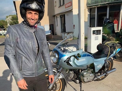 Johann Zarco, preparado para salir en moto desde Antibes a Alcañiz en una imagen de Twitter.