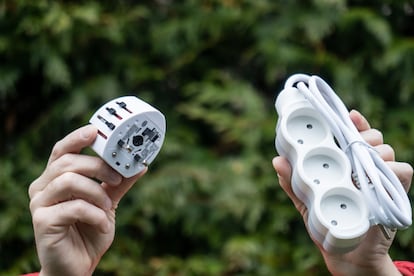 Adaptador de enchufe universal y regleta con varios enchufes.