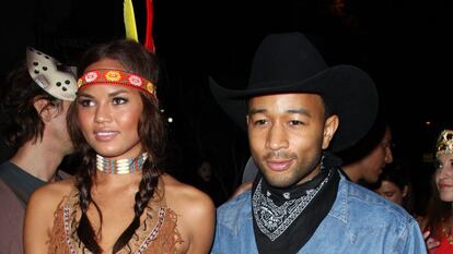 La actriz y modelo Chrissy Teigen y el cantante John Legend, disfrazados de india y vaquero para una fiesta de Halloween de 2008. Teigen fue criticada por llevar un disfraz que colectivos indígenas consideraron racista.