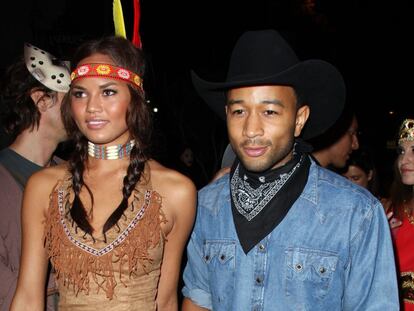 La actriz y modelo Chrissy Teigen y el cantante John Legend, disfrazados de india y vaquero para una fiesta de Halloween de 2008. Teigen fue criticada por llevar un disfraz que colectivos indígenas consideraron racista.