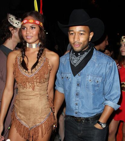 La actriz y modelo Chrissy Teigen y el cantante John Legend, disfrazados de india y vaquero para una fiesta de Halloween de 2008. Teigen fue criticada por llevar un disfraz que colectivos indígenas consideraron racista.