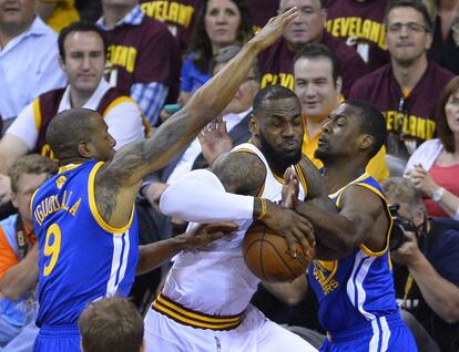 Lebron James, entre Iguodala y Barnes.