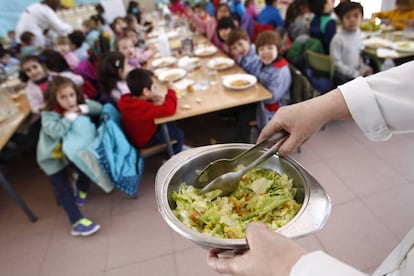 Varios alumnos en el comedor escolar del colegio p&uacute;blico &quot;Antonio Buero Vallejo&quot;