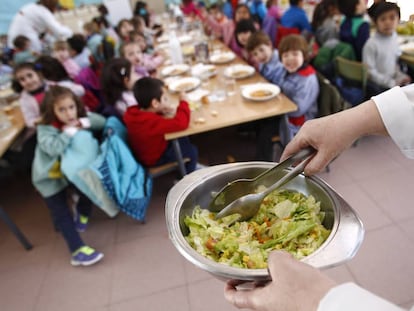 Varios alumnos en el comedor escolar del colegio p&uacute;blico &quot;Antonio Buero Vallejo&quot;