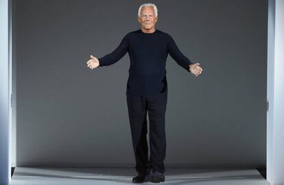 Giorgio Armani en el final de uno de sus desfiles en Milán.