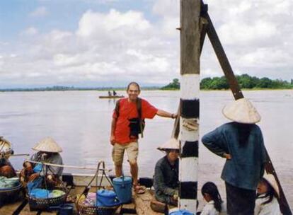 El autor de la carta, Patxi Fernández Insausti, fotografiado a orillas del río Mekong, en Laos.