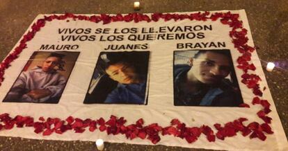 Con pancartas, desde febrero pasado las familias de los j&oacute;venes desaparecidos los buscan en Bogot&aacute;.